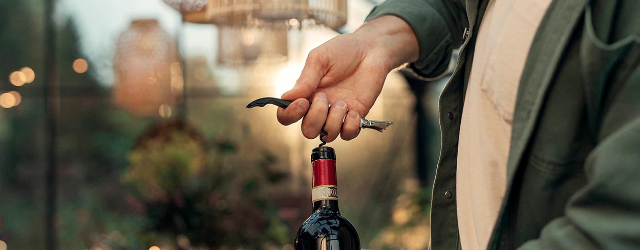 Miten pitkään viini säilyy avattuna? | Alko