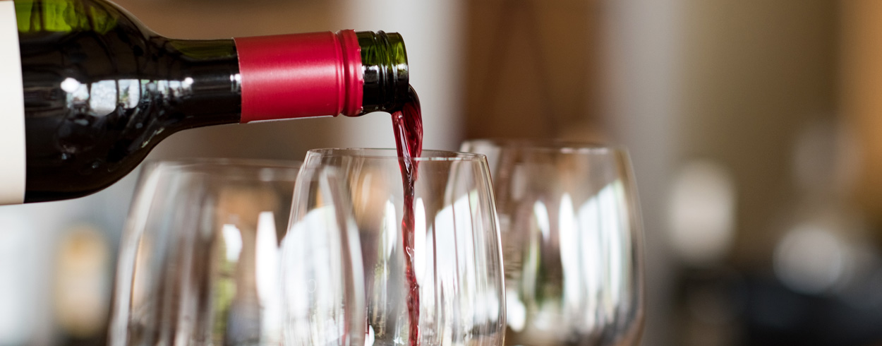 Laadukkaat sulkimet – näin avattu viini säilyy | Alko